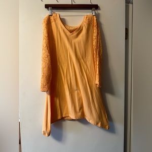 d&co peach lace sleeve asymmetrical tunic top, size small